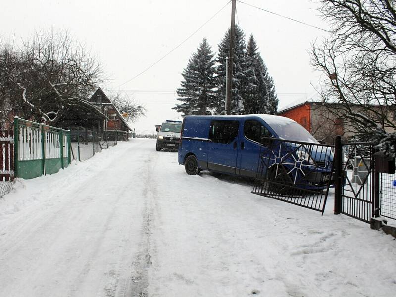 Na neopatrnost řidiče automobilu doplatily o víkendu dvě děti v obci Kateřinice. Porazil je špatně zaparkovaný a nedobrzděný vůz. Snímek z místa nehody.