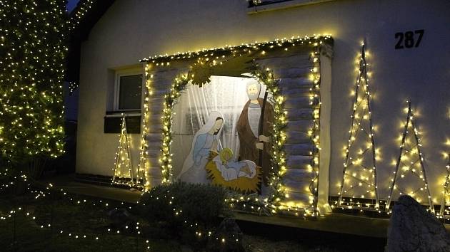 K vánoční výzdobě domu v Ženklavě v roce 2022 přibyl betlém.