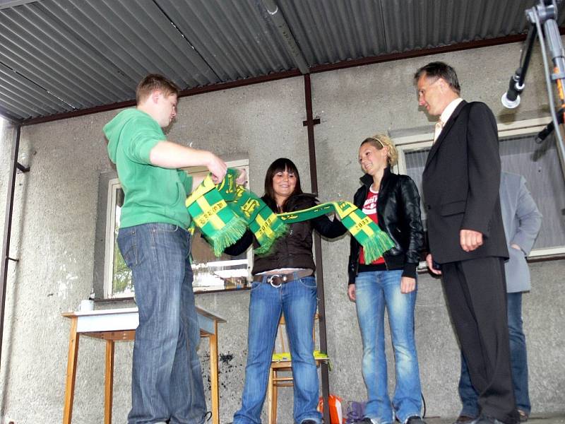 Nové dresy a klubové šály předtavil mistopředsedsa nově vzniklého FK Bílov Zdeněk Polák.