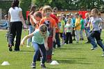 Pořádně živo bylo v úterý dopoledne na fotbalovém hřišti v Bílovci, kde Školní sportovní klub (ŠSK) Bílovec uspořádal sportovní dopoledne v rámci projektu Fotbalové asociace České republiky (FAČR) Měsíc náborů - můj první gól.