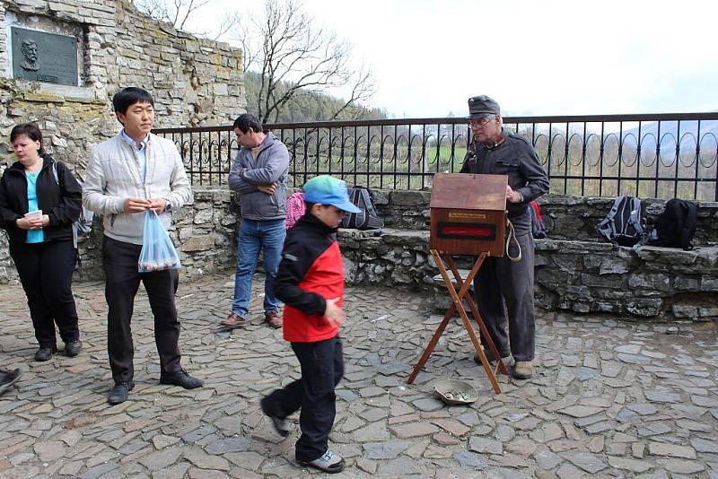 Desítky lidí mířily v sobotu 8. dubna na hrad Trúba, který se pne nad Štramberkem. Ve dvě hodiny odpoledne se na dolním nádvoří objevili šermíři, kteří svedli urputný boj.