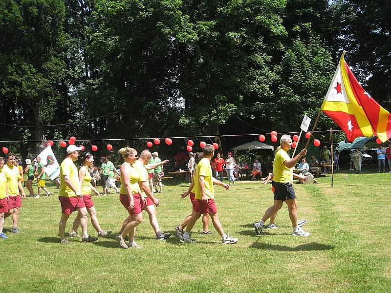 Venkovské hry bez hranic v zámeckém parku přilákaly týmy šestnácti obcí Regionu Poodří. Soutěžící čekaly různé disciplíny.