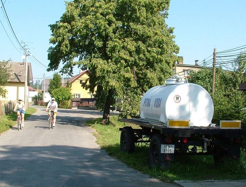 Cisterny s pitnou vodou, byly běžným letním koloritem života v Lukavci, části Fulneku.