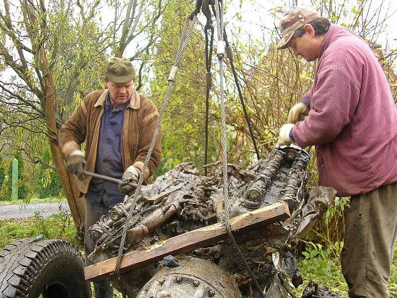 Práce suchdolských historiků na nalezeném motoru Il-2 Šturmovik neustávají.