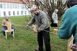 S tím, jak se kdysi vyráběly nitě či provazy, jak se tkalo, nebo jak se obrábělo dřevo, se mohli v sobotu 9. listopadu seznámit návštěvníci zahrady Piaristického kláštera v Příboře.