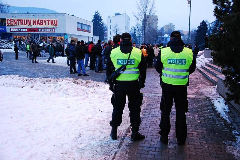 Na setkání Dělnické strany dohlíželo sedm desítek policistů.