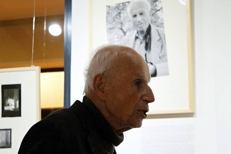 Výstava fotografií lékaře Petra Helbicha je k vidění v Lašském muzeu v Kopřivnici. Téměř devadesátiletý autor byl přítomen na vernisáži.