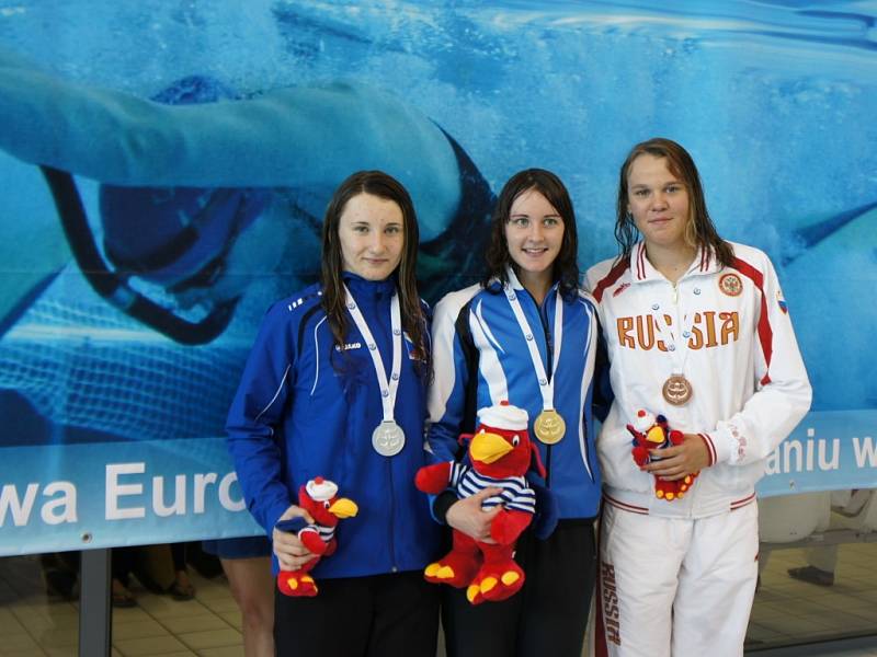 Novojičínská ploutvařka Klára Křepelková (vlevo) mohla na juniorském šampionátu juniorů v plavání s ploutvemi celkem třikrát zapózovat s cenným kovem.