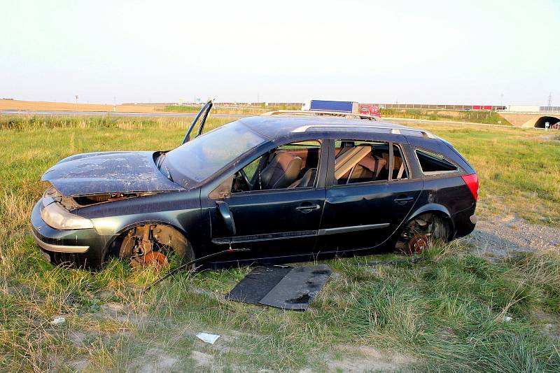 Během zhruba pěti měsíců se stal z odstaveného vozidla Renault Laguna nepojízdný vrak.