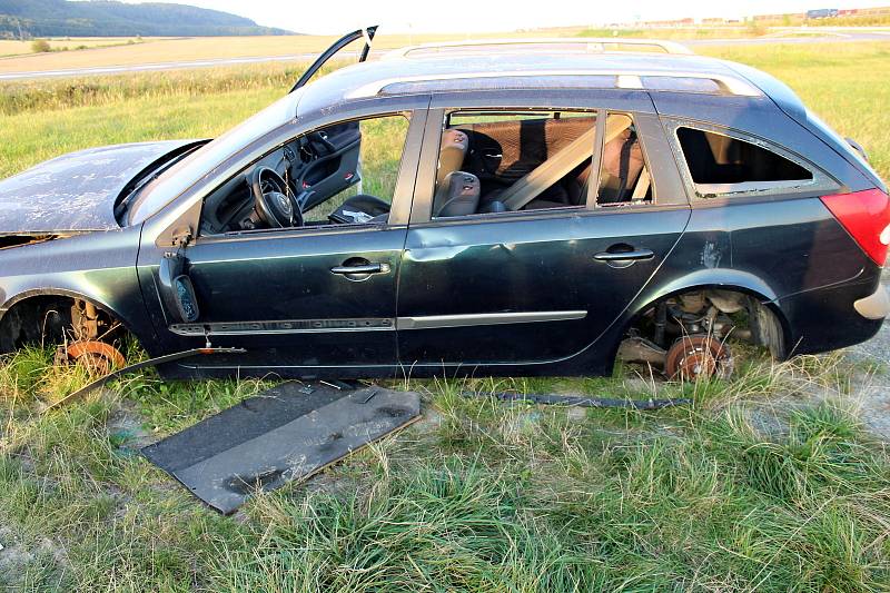 Během zhruba pěti měsíců se stal z odstaveného vozidla Renault Laguna nepojízdný vrak.