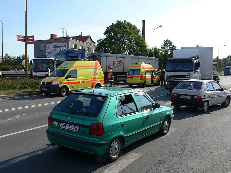 Vážným zraněním spolujezdkyně skončila dopravní nehoda tří vozidel, která se stala dnes kolem osmé hodiny ranní ve Fulneku na křižovatce silnic Opavská a Bílovecká.