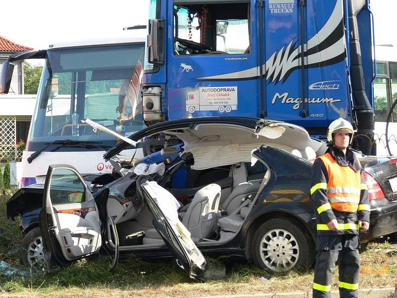 Vážným zraněním spolujezdkyně skončila dopravní nehoda tří vozidel, která se stala dnes kolem osmé hodiny ranní ve Fulneku na křižovatce silnic Opavská a Bílovecká.