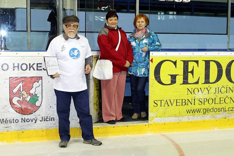 Karel Ligocki, šedesátiletý sportovec ze Suchdolu nad Odrou, překonal na zimním stadionu v Novém Jičíně svůj stávající rekord v disciplíně 100 kilometrů na bruslích a vytvořil tak nový český rekord.