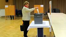 V Novém Jičíně chodili voliči do volebních místností čísel 5 a 10 již od prvních minut.