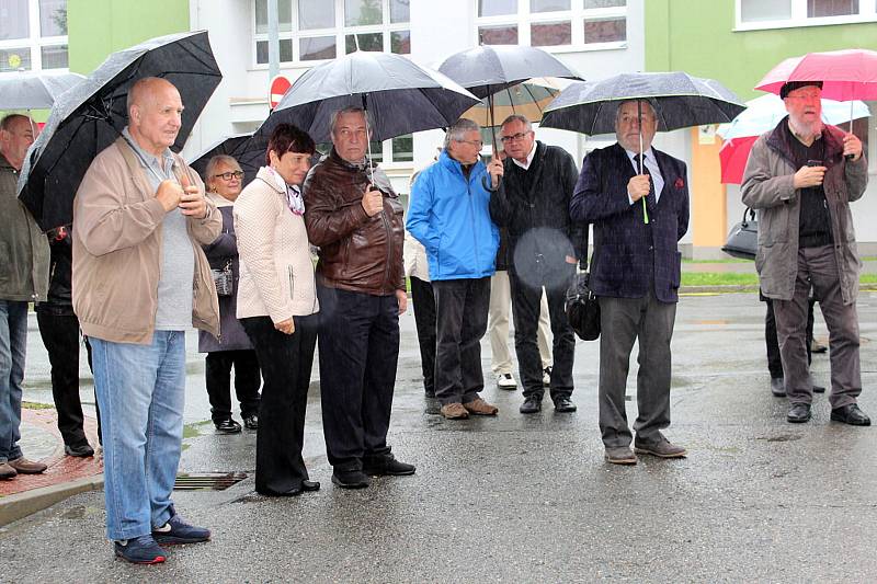 Odhalení pamětní desky na domě číslo 34 v Hoblíkově ulici v Novém Jičíně rodáku Maxi Mannheimerovi.