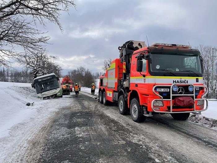 Zapadlý autobus a záchrana pasažérů a řidiče v Tiché na Novojičínsku. Neděle 14. února.