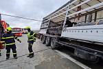 Tři jednotky profesionálních hasičů zasahovaly v úterý 13. dubna ráno u nehody kamionu Scania s nákladem více jak dvaceti tun trubek, který skončil zaražený ve středových svodidlech a měkké hlíně na dálnici D1 u Suchdolu nad Odrou (okres Nový Jičín).