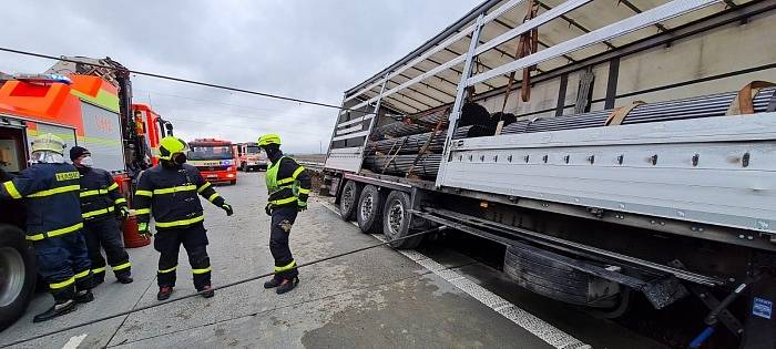 Tři jednotky profesionálních hasičů zasahovaly v úterý 13. dubna ráno u nehody kamionu Scania s nákladem více jak dvaceti tun trubek, který skončil zaražený ve středových svodidlech a měkké hlíně na dálnici D1 u Suchdolu nad Odrou (okres Nový Jičín).