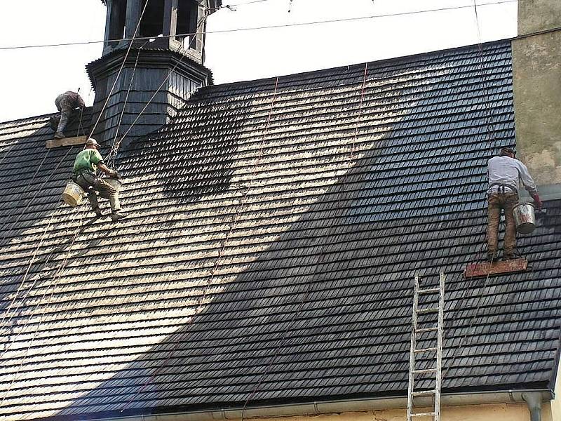 Střecha lubojatského kostelíka svatého Jiří potřebovala znovu natřít. Nad často horolezeckými výkony dělníků žasli nejen obyvatelé této obce.