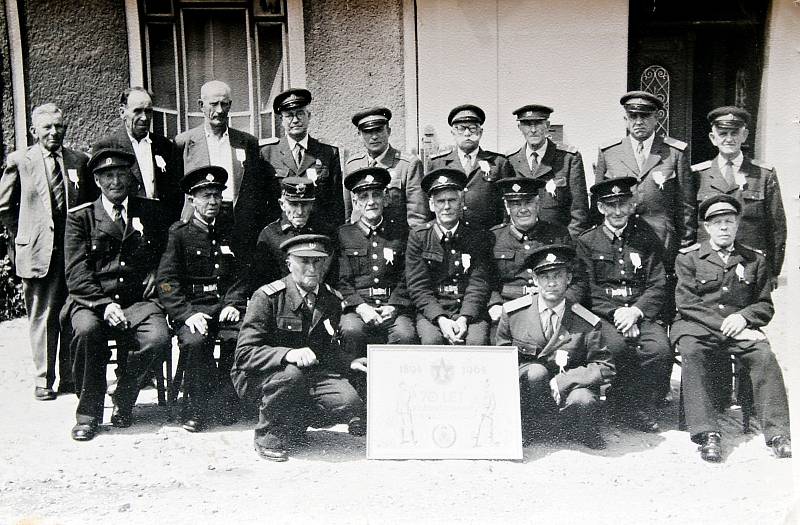 Hasiči při oslavách 70. výročí založení sboru v roce 1964.