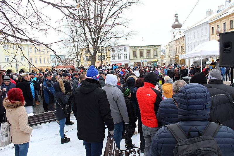 Na náměstí Míru ve Frenštátě pod Radhoštěm se v sobotu 22. ledna 2022 vzpomínalo na Karla Lopraise a na závěr mu přítomní poslali pozdravy do nebe.