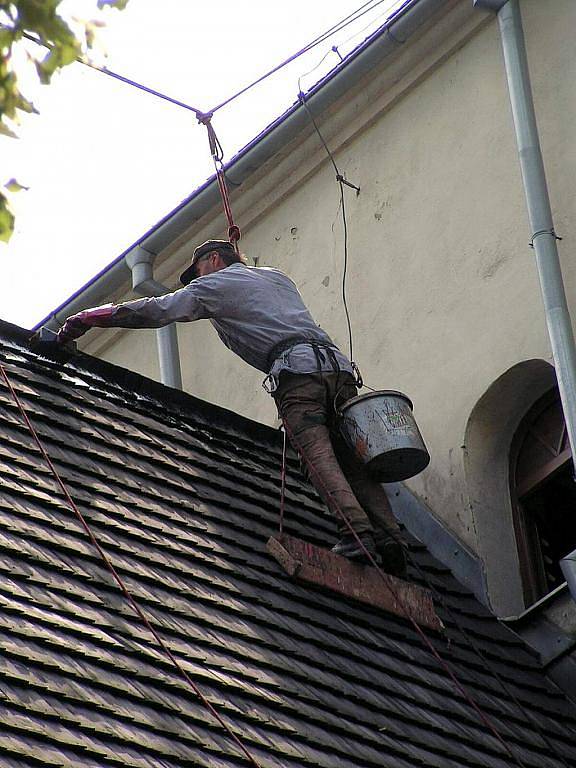 Střecha lubojatského kostelíka svatého Jiří potřebovala znovu natřít. Nad často horolezeckými výkony dělníků žasli nejen obyvatelé této obce.