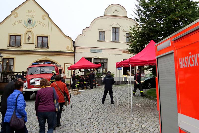 Před výběhem na Trúbu museli hasiči zvládnout několik silových disciplín.