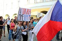 I v úterý 4. června se na Masarykově náměstí v Novém Jičíně sešli lidé požadující demisi ministryně spravedlnosti Marie Benešové a premiéra Andreje Babiše.