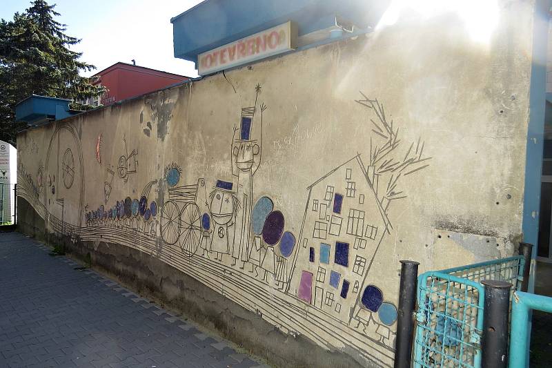 Stěnu v Máchově ulici v Novém Jičíně, na které je sgrafito od ostravského výtvarníka Otakara Schindlera, chce majitel objektu zbourat. Září 2021.