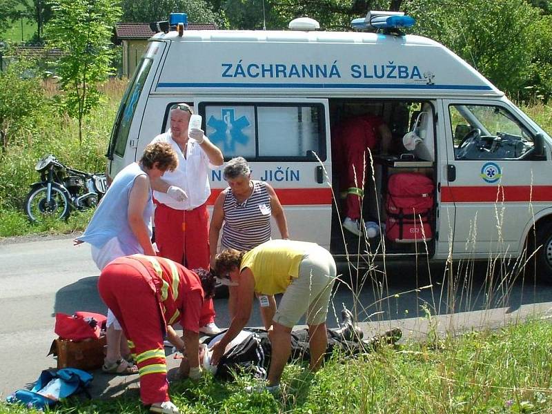 Zraněného Houště nejprve vytáhli diváci z příkopu, poté se o jeho zdravotní stav starali záchranáři. 