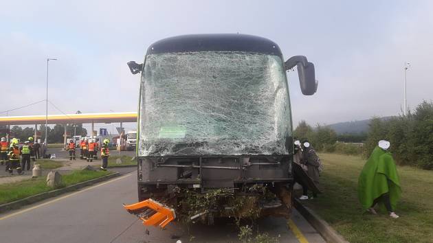 Třicet jedna osob cestovalo v autobusu mezinárodní přepravy, který havaroval na 318. kilometru dálnice D1 u Vražného na Novojičínsku ve směru na Ostravu. 23. září 2021.