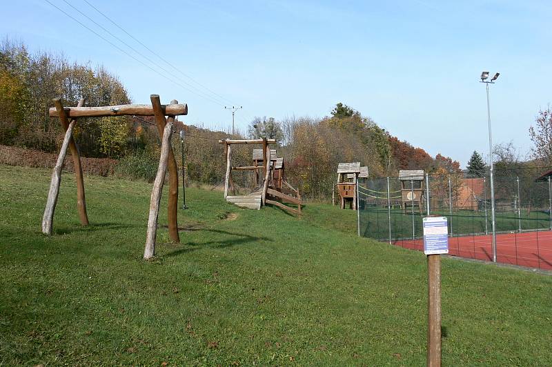 Obec Životice u Nového Jičína leží v údolí obklopená kopci.