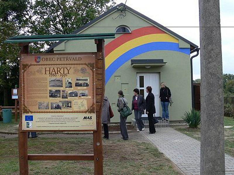 Nový Park a Duhový domeček, kde se mohou scházet členové zájmových organizací i rodiče s dětmi otevřeli v pátek odpoledne v Petřvaldu.