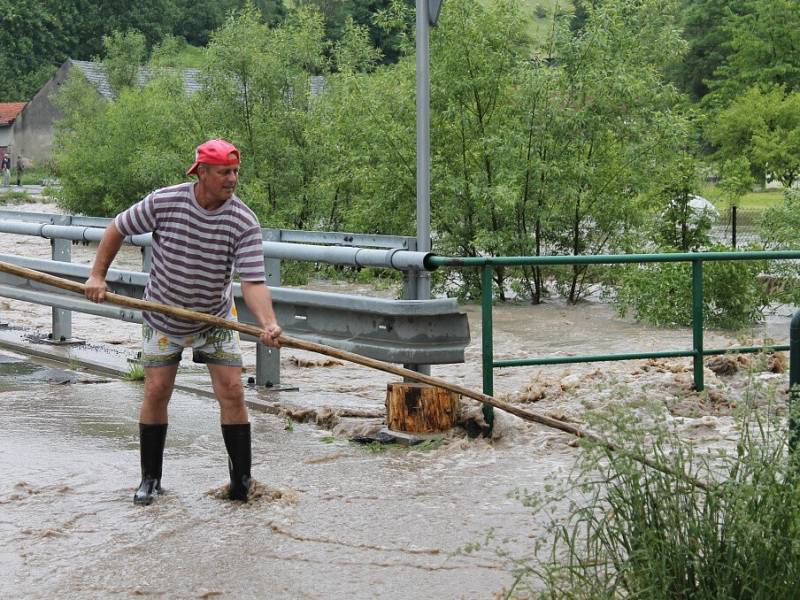 Lidé na Novojičínsku se v úterý odpoledne opět báli. Zejména v Novém Jičíně-Žilině, Mořkově a Životicích u Nového opět hrozily záplavy kvůli rozvodněné řece Jičínce.