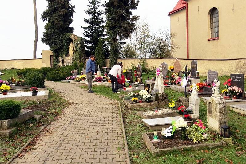 Stovky lidí i na Novojičínsku zamířily o tomto víkendu na hřbitovy. Důvodem byl svátek Památka zesnulých neboli Dušičky.