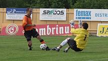 Kapitán Fulneku Tomáš Vajda obehrává brankáře Slovácka Petra Mendla a v 39. minutě vyrovnává na 1:1.