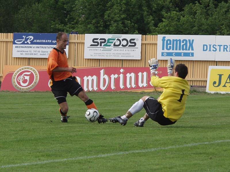 Kapitán Fulneku Tomáš Vajda obehrává brankáře Slovácka Petra Mendla a v 39. minutě vyrovnává na 1:1.