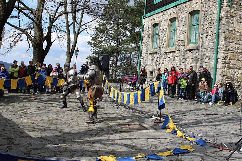 Desítky lidí mířily v sobotu 8. dubna na hrad Trúba, který se pne nad Štramberkem. Ve dvě hodiny odpoledne se na dolním nádvoří objevili šermíři, kteří svedli urputný boj.