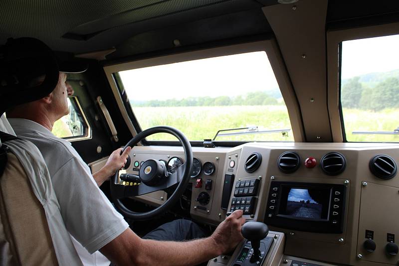 Snímek z představení bojových vozidel vyráběných  šenovským podnikem VOP CZ ve spolupráci se společností NIMR Automotive.