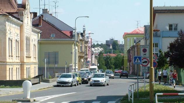 Ulice Msgre. Šrámka je jednou z těch, ktreé by mohly být jednosměrné kvůli parkujícím vozidlům.