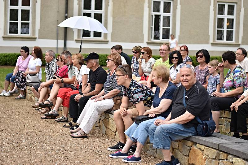 Víkend otevřených zahrad uspořádali v Příboře. V sobotu 8. června i v neděli byl v piaristické zahradě zajímavý program.