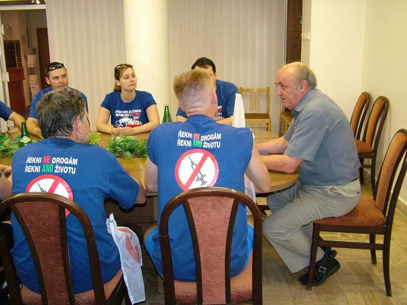 Starosta Fulenku Josef Dubec (vpravo) přijal na fulnecké radnici iniciátory celostátní protidrogové kampaně.