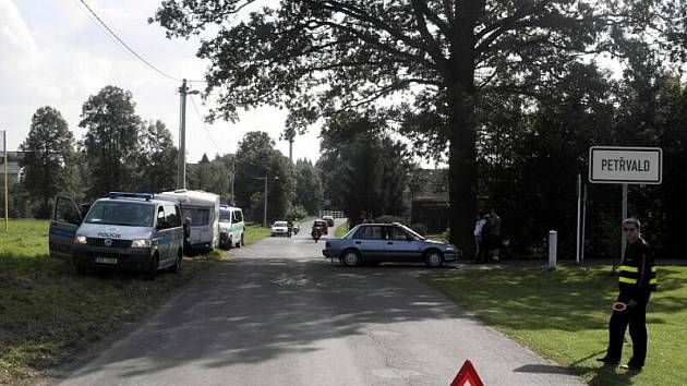 Řidič nerespektoval zvukové a světelné znamení policisty na služebním motocyklu. V domnění, že má dostatek času, odbočil vlevo, čímž řidiči motocyklu vytvořil náhlou a neočekávatelnou překážku.