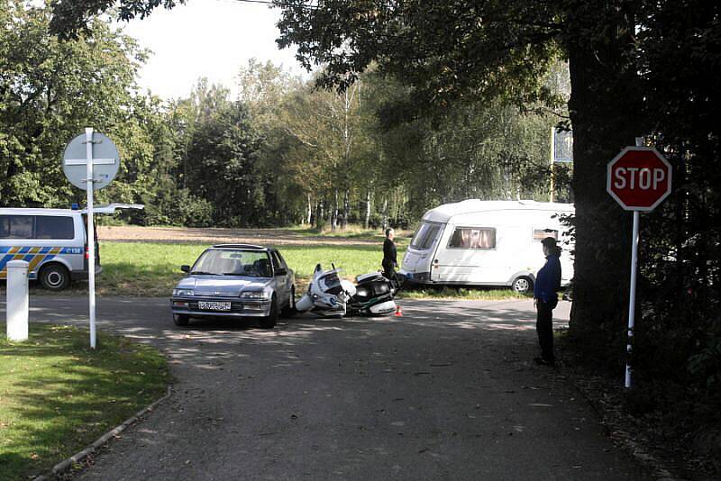 Řidič nerespektoval zvukové a světelné znamení policisty na služebním motocyklu. V domnění, že má dostatek času, odbočil vlevo, čímž řidiči motocyklu vytvořil náhlou a neočekávatelnou překážku.