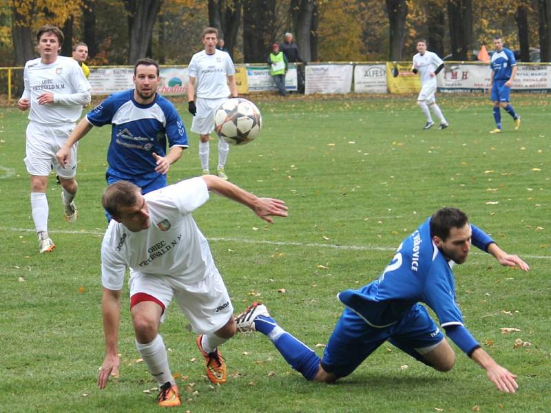 PETŘVALDŠTÍ FOTBALISTÉ (v bílém), kteří po uplynulé sezoně sestoupili z A třídy, přezimují na 3. příčce.