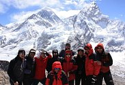 Horolezci z Nového Jičína vyrazili do Himalájí zdolat nejvyšší horu světa. Expedice zatím dorazila na vrchol hory Kala Patthar, vlevo vzadu se tyčí Mount Everest, vpravo pak Lhotse.