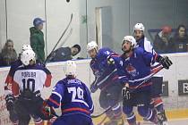 Novojičínští hokejisté (v modrém) padli v Porubě 0:8 a první sedminu základní části zakončí v sobotu doma proti Šumperku. 