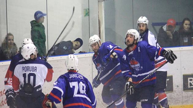 Novojičínští hokejisté (v modrém) padli v Porubě 0:8 a první sedminu základní části zakončí v sobotu doma proti Šumperku. 