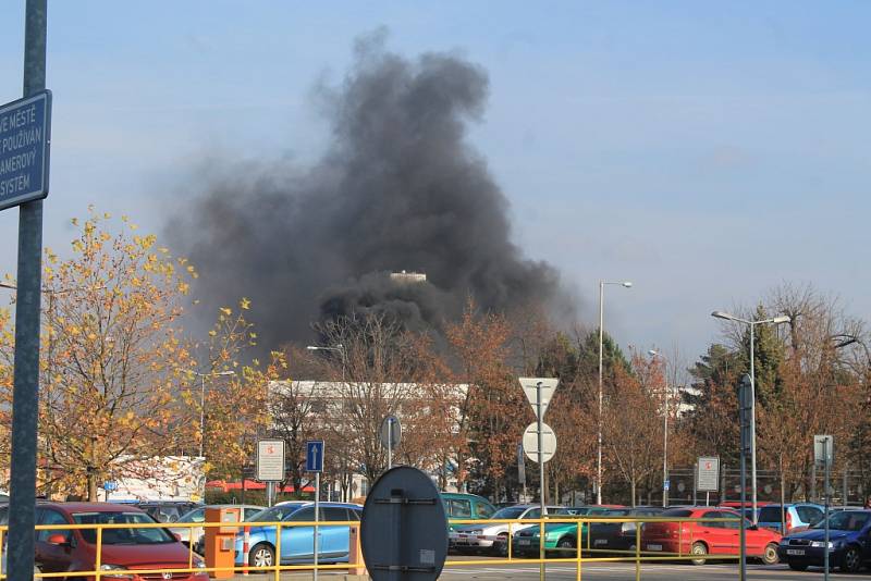 Požár ve sportovní hale v Novém Jičíně, která prochází rekonstrukcí.