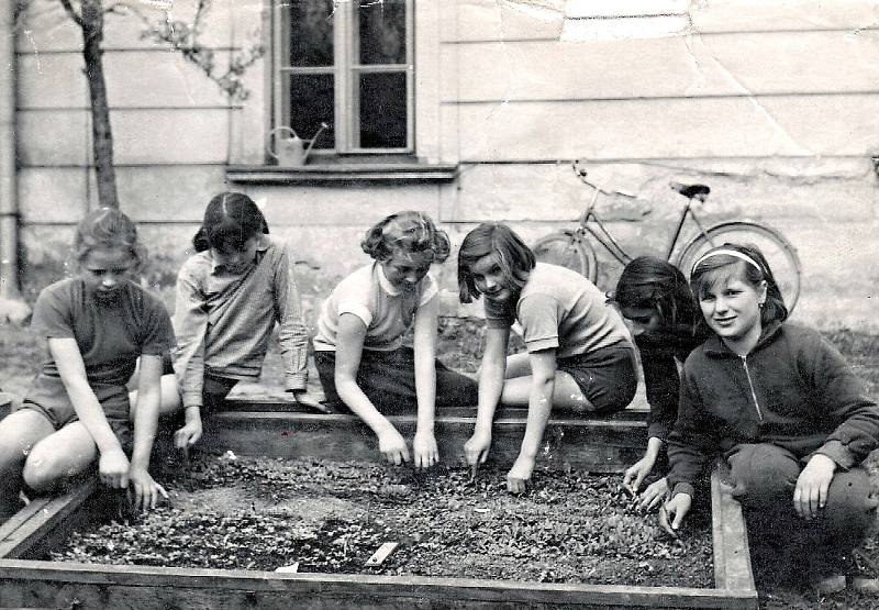 Snímek zachycující práce na školní zahradě. Období, z nějž pochází se nepodařilo zjistit.